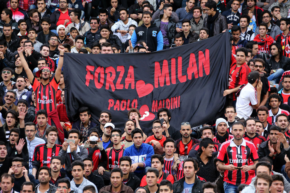 10. AC Milan (sân nhà: San Siro, Sức chứa sân vận động: 75.923 người, số lượng khán giả đến sân bình quân mỗi trận: 57.748 người). 10. AC Milan (sân nhà: San Siro, Sức chứa sân vận động: 75.923 người, số lượng khán giả đến sân bình quân mỗi trận: 57.748 người).