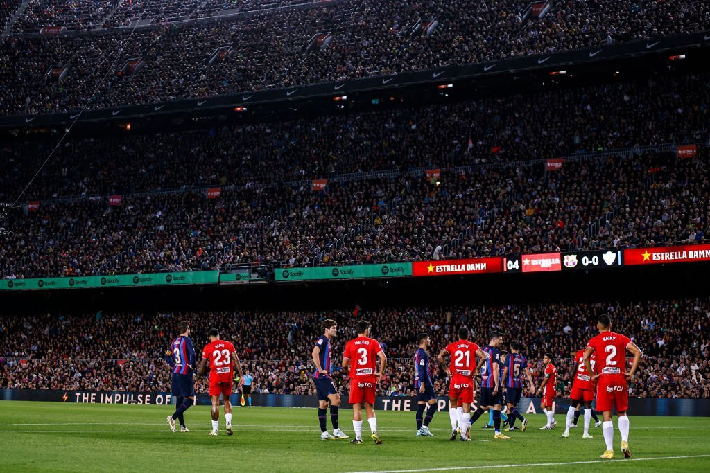 2. Barcelona (sân nhà: Spotify Nou Camp, sức chứa sân vận động: 99.354 người, số lượng khán giả đến sân bình quân mỗi trận: 71.564 người). 2. Barcelona (sân nhà: Spotify Nou Camp, sức chứa sân vận động: 99.354 người, số lượng khán giả đến sân bình quân mỗi trận: 71.564 người).