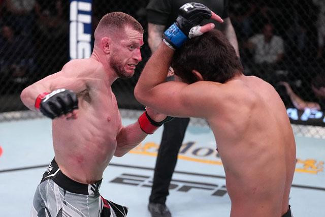 Davey Grant (trái) tung cú đấm về phía đối thủ. Davey Grant (trái) tung cú đấm về phía đối thủ.