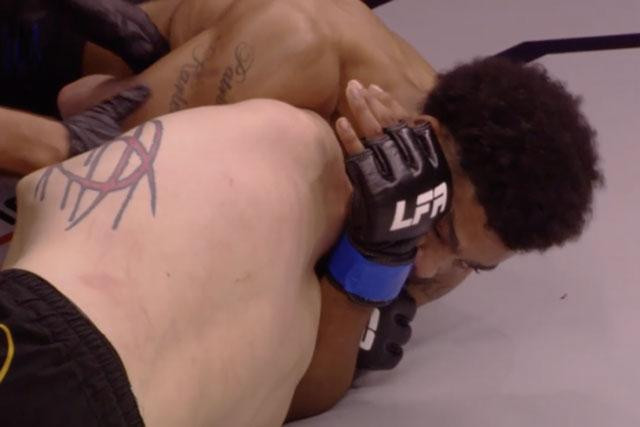 Lucas Clay siết cổ khiến Kozorosky chịu thua. Lucas Clay siết cổ khiến Kozorosky chịu thua.