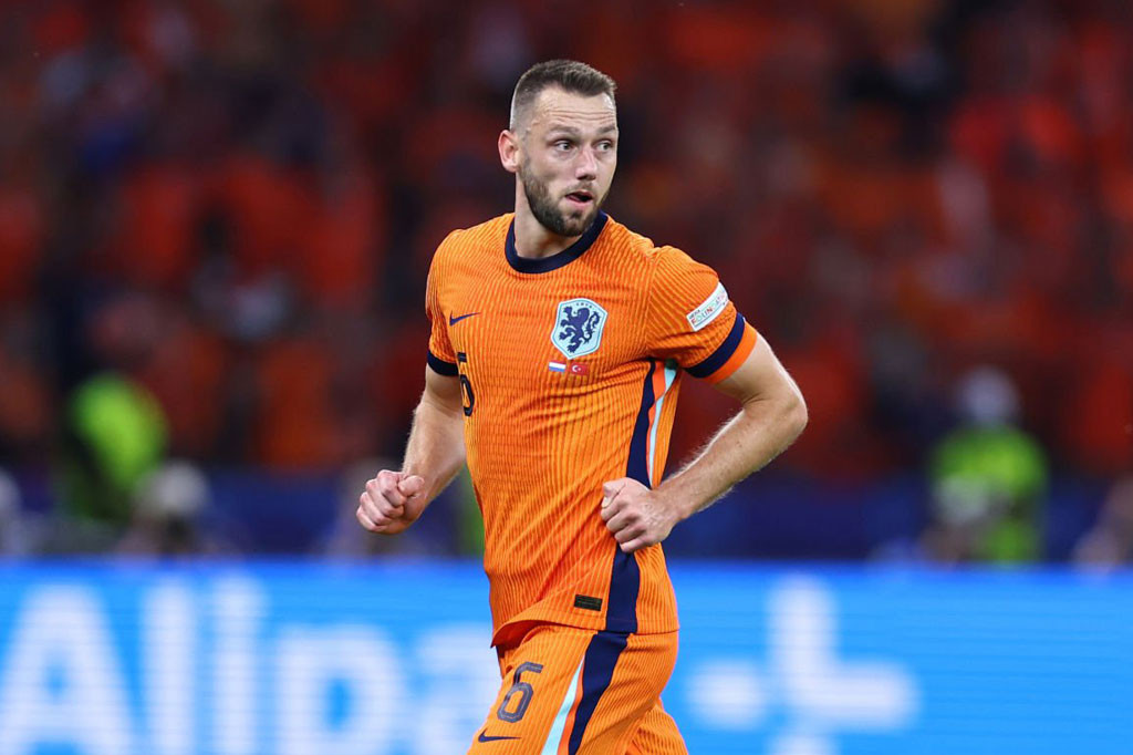 Trung vệ: Stefan de Vrij (Hà Lan). Trung vệ: Stefan de Vrij (Hà Lan).