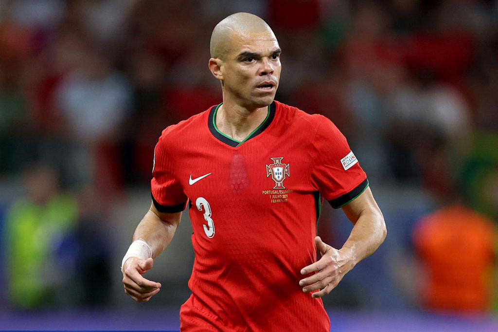 Trung vệ: Pepe (Bồ Đào Nha). Trung vệ: Pepe (Bồ Đào Nha).