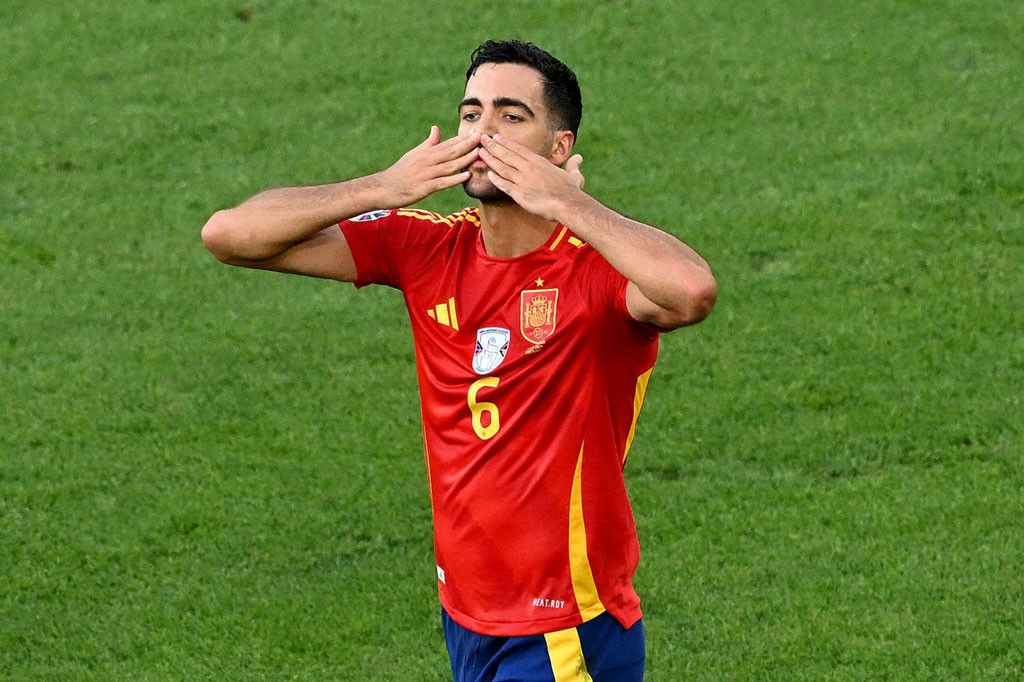 Tiền vệ: Mikel Merino (Tây Ban Nha). Tiền vệ: Mikel Merino (Tây Ban Nha).