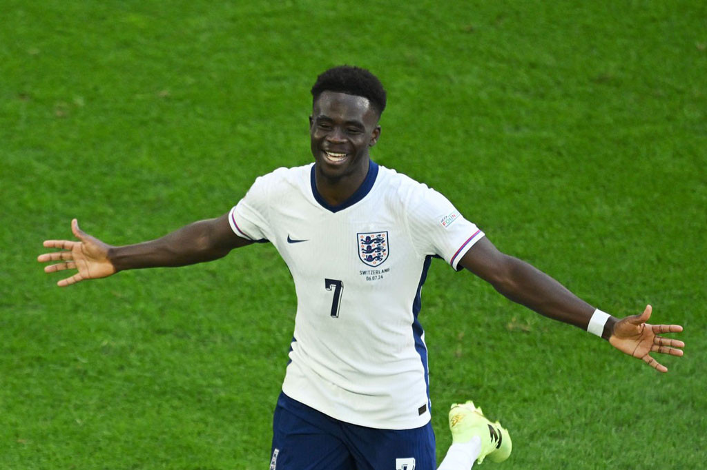 Hậu vệ phải: Bukayo Saka (Anh). Hậu vệ phải: Bukayo Saka (Anh).