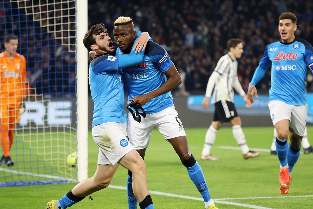 Napoli đại thắng Juve ở lượt đi.