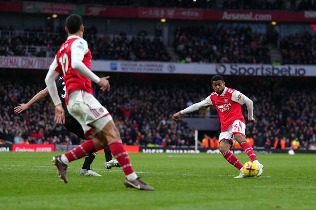 1. Arsenal (số lần dứt điểm từ đầu mùa giải 2022/23 đến nay: 447 lần).