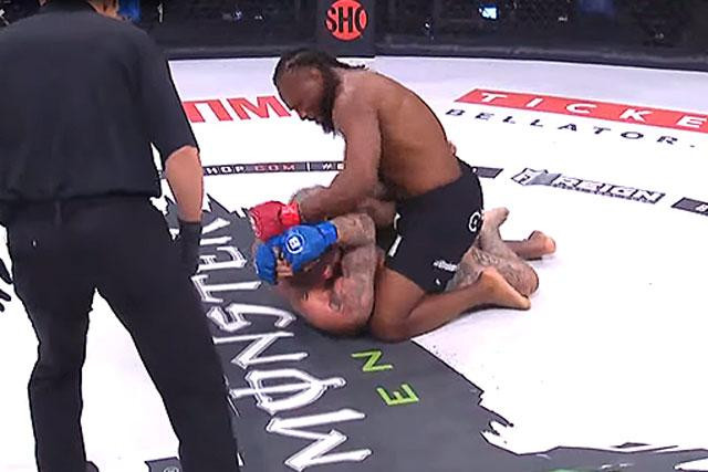 Romero Cotton hạ knock-out đối thủ. Romero Cotton hạ knock-out đối thủ.