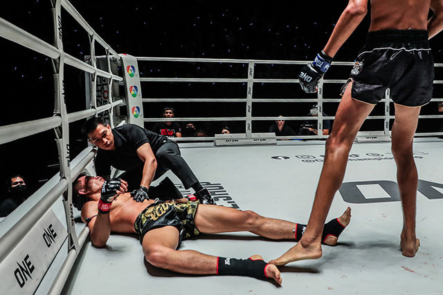 Nakrob Fairtex bất tỉnh sau cú ra đòn của đối thủ.