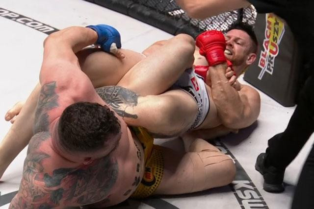 Ricardo Prasel ra đòn hạ knock-out Daniel Omielanczuk. Ricardo Prasel ra đòn hạ knock-out Daniel Omielanczuk.