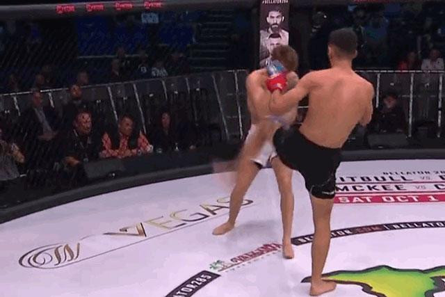 Asael Adjoudj (quần đen) đã có chiến thắng trước Jordan Barton. Asael Adjoudj (quần đen) đã có chiến thắng trước Jordan Barton.