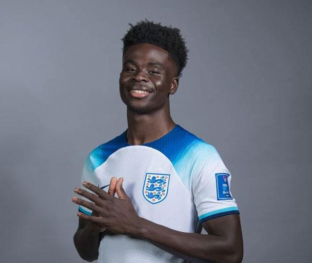 Phải mãi tới thời gian gần đây, Tolami Benson đã bị phát hiện đang sánh đôi cùng với Bukayo Saka. Phải mãi tới thời gian gần đây, Tolami Benson đã bị phát hiện đang sánh đôi cùng với Bukayo Saka.