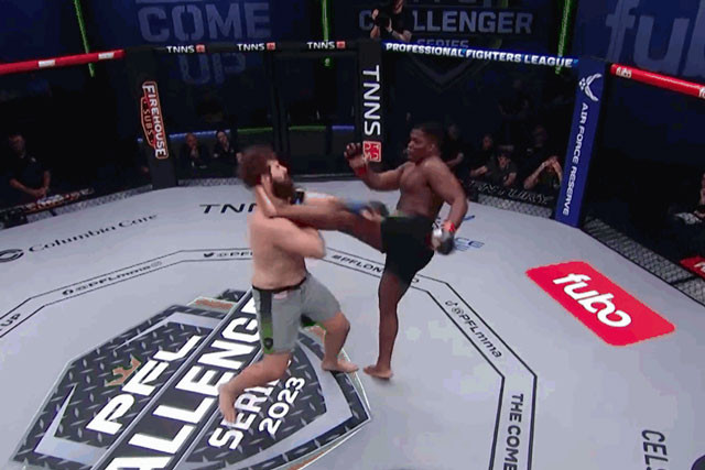 Denzel Freeman ra đòn chính xác.