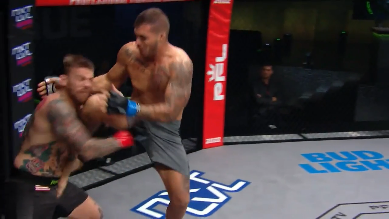 Đòn gối ấn định kết quả trận đấu của Souto.