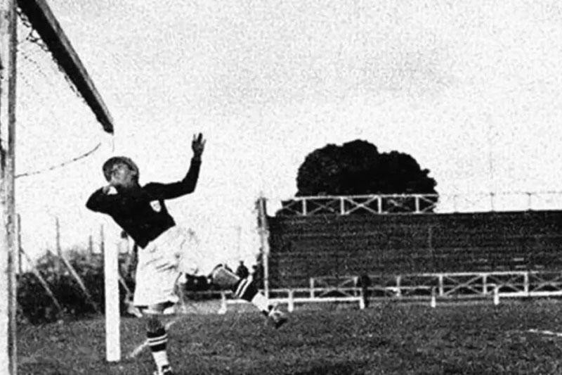 =9. Adalbert Desu (Romania, 00:50, trận gặp Peru tại vòng bảng World Cup 1930). =9. Adalbert Desu (Romania, 00:50, trận gặp Peru tại vòng bảng World Cup 1930).