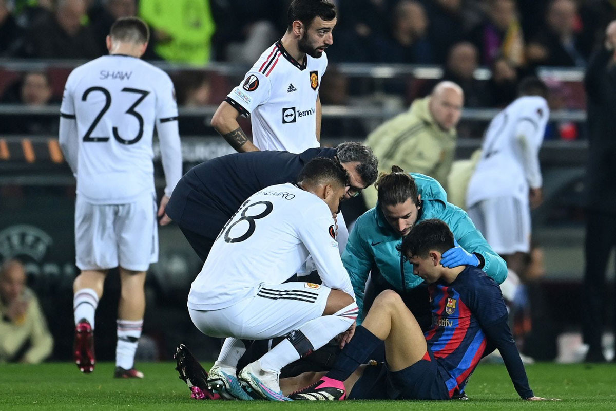 Pedri dính chấn thương ở trận lượt đi với MU. Pedri dính chấn thương ở trận lượt đi với MU.