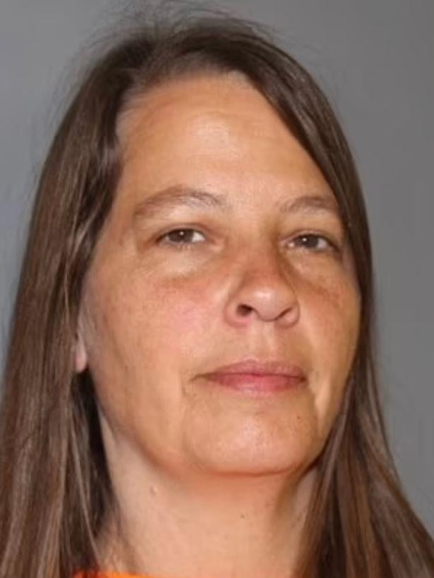 Karin Raymond - một thành viên giáo phái khác cũng bị bắt giữ.