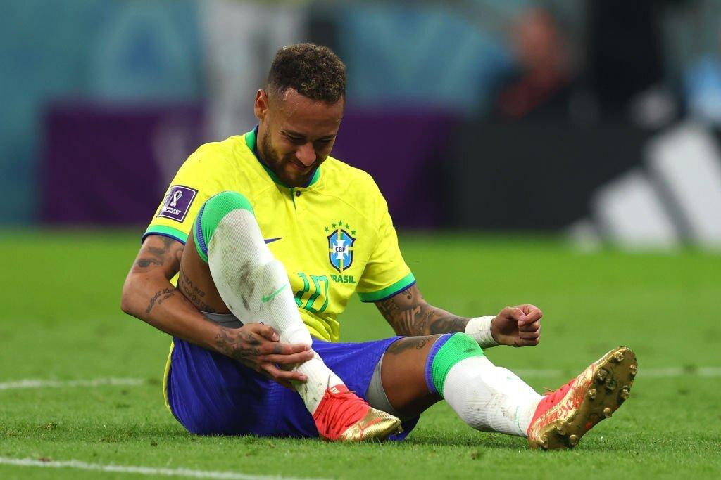 Vẻ mặt đau đớn của Neymar khi dính chấn thương.