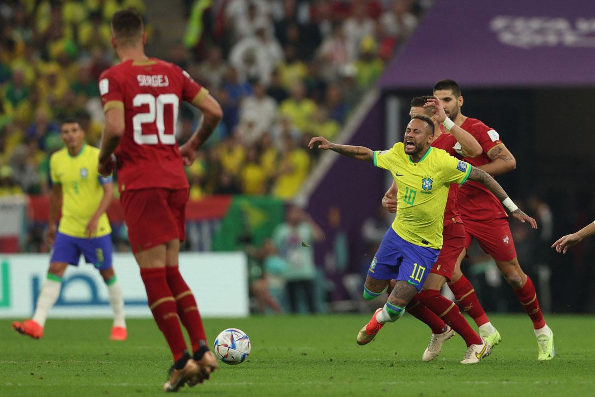 Neymar thường xuyên bị các cầu thủ Serbia phạm lỗi.
