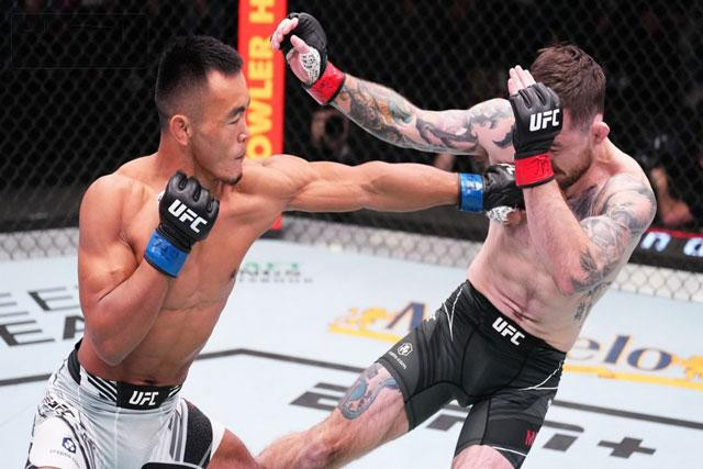 Cú ra đòn chính xác của Shayilan Nuerdanbieke (trái). Cú ra đòn chính xác của Shayilan Nuerdanbieke (trái).