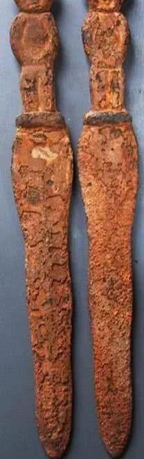 Một cặp "giản" - vũ khí thất truyền nghìn năm được tìm thấy trong lăng mộ được cho là thuộc về Tào Tháo. Ảnh QQ.