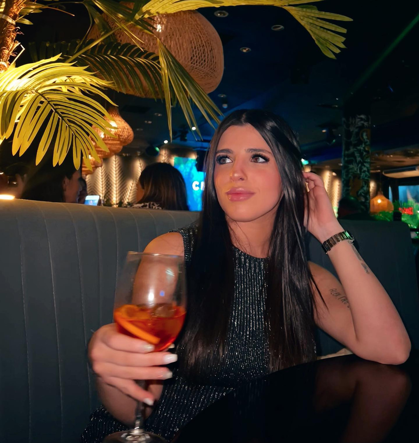 hoặc lui tới những quán bar đắt tiền