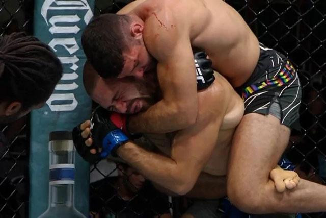 Thiago Moises hạ gục đối thủ.