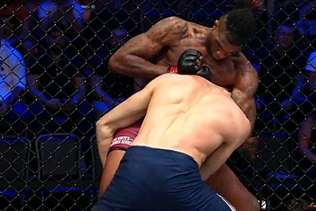 Cú bẻ cổ ấn định kết quả trận đấu.