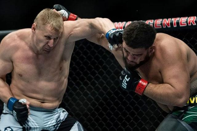 Sergei Pavlovich (trái) ra đòn chính xác. Sergei Pavlovich (trái) ra đòn chính xác.