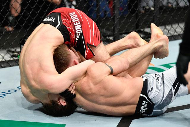 Cú siết cổ ấn định kết quả trận đấu.