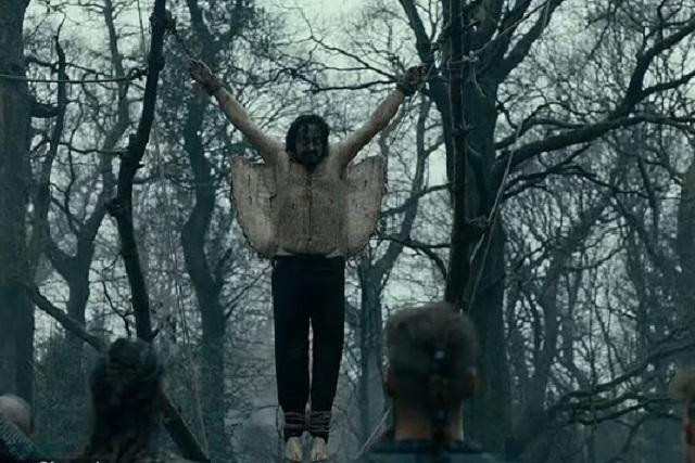 Nghi lễ của Đại bàng máu được tái hiện trong bộ phim truyền hình &apos;Vikings&apos; của Kênh History của Anh. Ảnh Daily Mail.