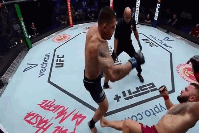 Brunno Ferreira đấm gục đối thủ. Brunno Ferreira đấm gục đối thủ.