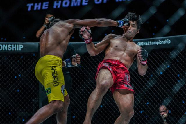 Edson Marques đấm gục Eduard Folayang.