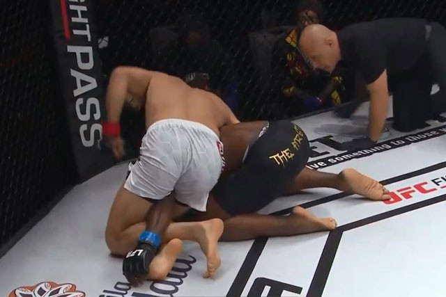 Wes Schultz khóa chặt đối thủ.