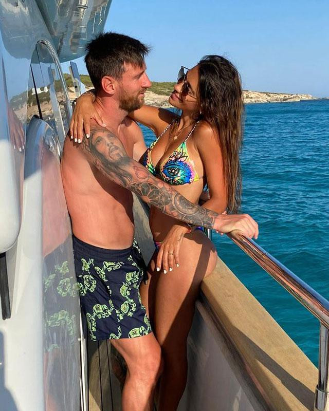 Antonela Roccuzzo – vợ của Lionel Messi. Cả hai quen biết nhau từ khi mới 7 tuổi và tới năm 2017, Messi cùng vợ đã tổ chức hôn lễ ở quê hương Rosario. Hiện tại, cặp đôi này đã có 3 người con gồm Thiago (10 tuổi), Mateo (7 tuổi) và Ciro (4 tuổi).