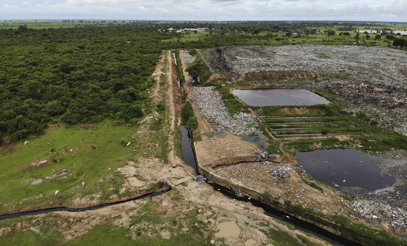 Bãi rác khổng lồ không có hàng rào điện ngăn voi vào kiếm ăn.