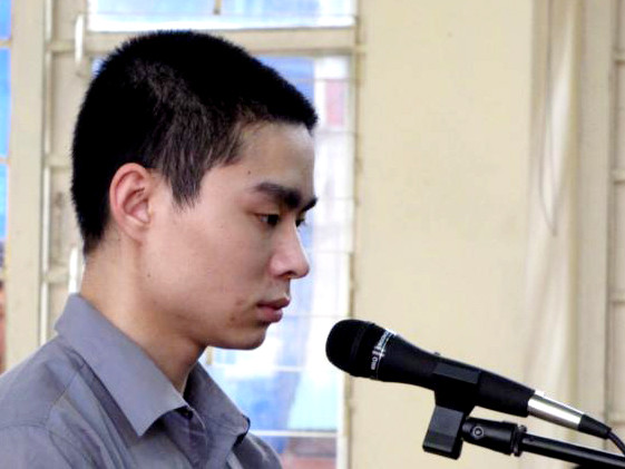 Bị cáo Lê Văn Luyện lí nhí trả lời các câu hỏi của luật sư