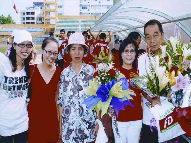 "O Xuân" (giữa) với HLV Vương Tiến Dũng (phải)