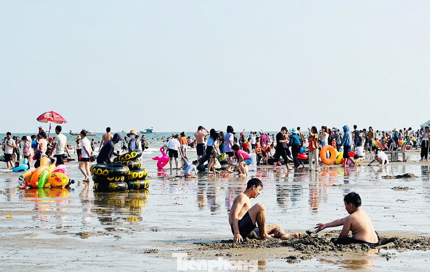 Du khách thích thú nghịch cát, tắm biển trong ngày nghỉ lễ 1/5.