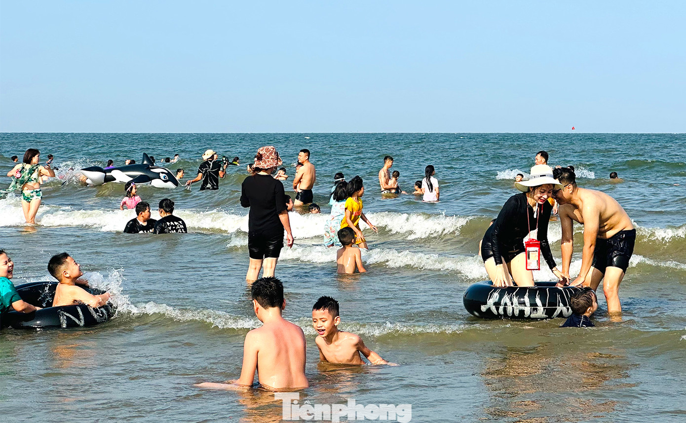 Rất nhiều gia đình đã mang theo con đi biển giải nhiệt sau những ngày làm việc mệt nhọc.