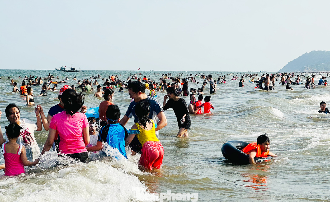 Vì thế không quá khó hiểu nếu như hầu hết các gia đình đều lên kế hoạch đi chơi và hàng loạt các điểm du lịch từ các bãi biển đến vùng núi cao hay cả các thành phố lớn, nhỏ.