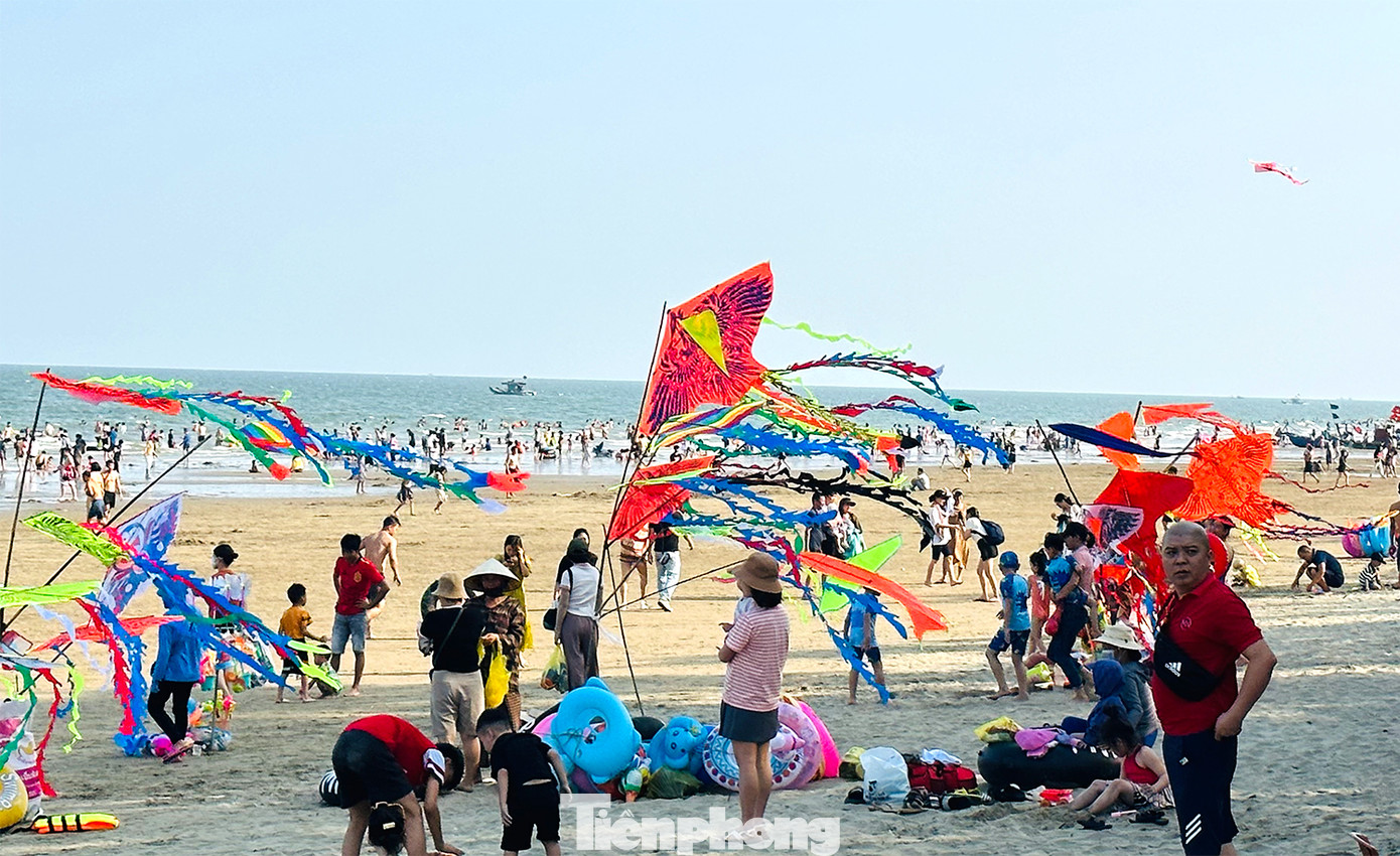 "Hôm qua (29/4), do thời tiết lạnh nên gia đình tôi cho các cháu chơi trên bãi biển. Chiều nay (1/5), trời nắng to, chúng tôi mới cho con xuống để tắm biển", chị Minh Tuyết,ở Hà Nội chia sẻ.