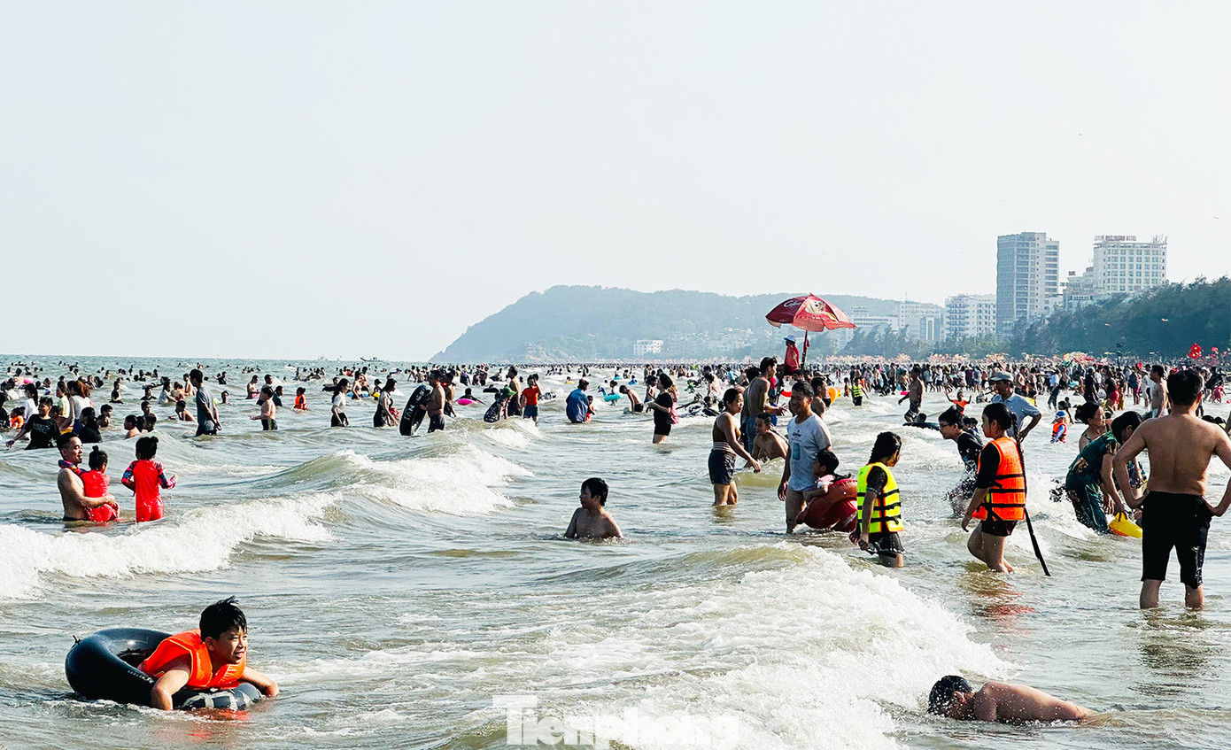 Để đảm bảo an toàn cho du khách tắm biển, thành phố Sầm Sơn đã bố trí lực lượng cứu hộ, cứu nạn và các nhân viên đứng gác, nhắc nhở du khách dọc các bãi tắm