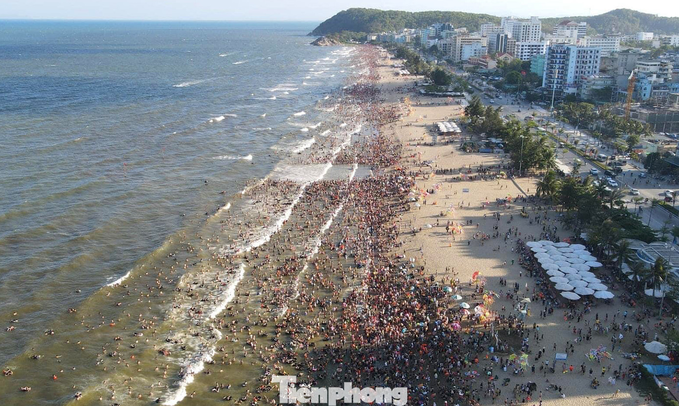 Bãi biển Sầm Sơn ken đặc du khách tắm biển chiều ngày 1/5.