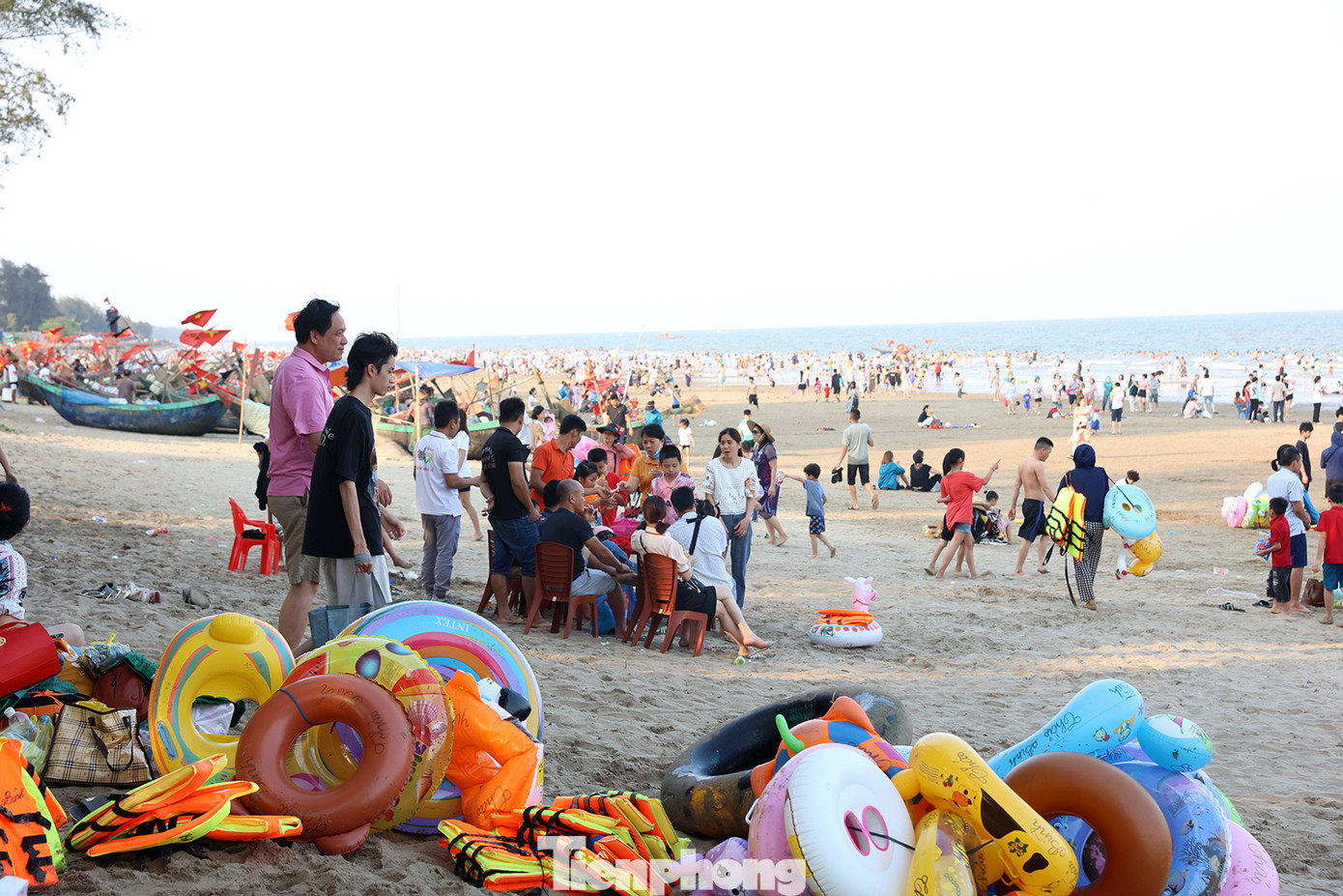 Thời điểm từ 15h-17h ngày 1/5, dọc các bãi tắm ở khu du lịch biển Sầm Sơn luôn trong tình trạng đông nghịt người.