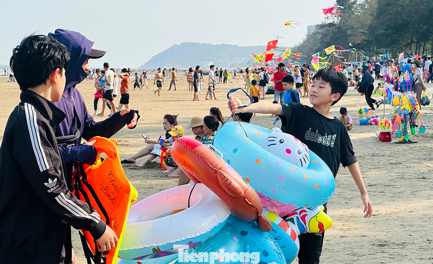 Những chiếc phao được người dân ở đây cho thuê với giá 20 nghìn đồng được nhiều người lựa chọn đảm bảo an toàn cho trẻ nhỏ.