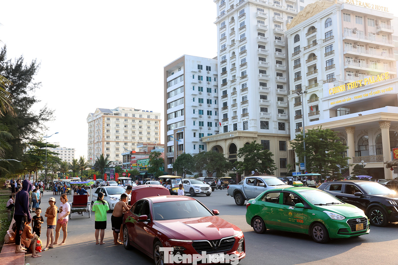 Đường Hồ Xuân Hương,TP. Sầm Sơn tấp nập xe cộ chiều 1/5. Để chuẩn bị cho mùa du lịch năm nay, các cơ sở du lịch đã nâng cấp cơ sở vật chất từ đầu tháng 4 nên du khách về với Sầm Sơn không lo thiếu chỗ ăn và thiếu phòng nghỉ.