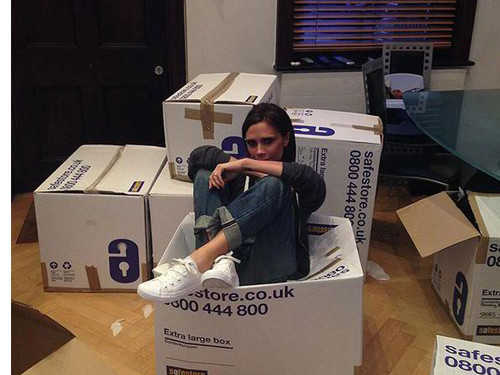 Victoria đang đóng gói đồ đạc