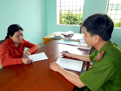 Bà Đoàn Thị Hồng Yến tại CAH Nghĩa Hành.