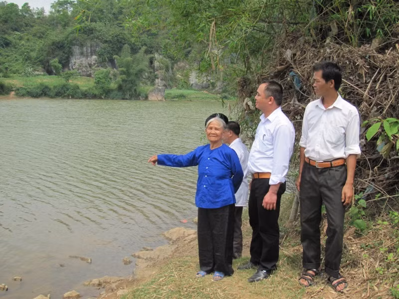 Nơi đây, bà đã đưa nhiều bộ đội qua sông