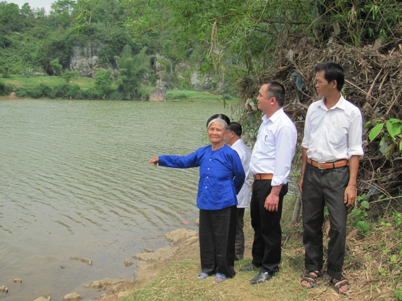 Nơi đây, bà đã đưa nhiều bộ đội qua sông